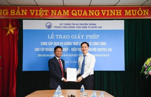 Ông Phan Hoàng Việt-Phó Tổng Giám đốc Viettel Telecom nhận giấy phép cung cấp dịch vụ chứng thực chữ ký số công cộng theo mô hình chữ ký số từ xa